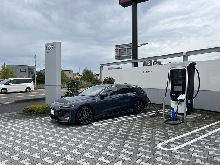 充電コネクターが抜けなくて困った「アウディA6アバントe-tron」。その後どうなったかは試乗記に書きました。