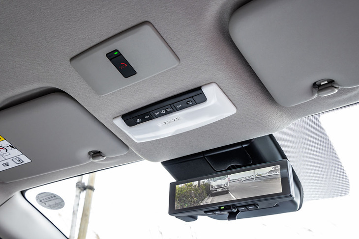 車両後方にあるカメラの画像をルームミラーに映し出す「インテリジェントルームミラー」はオプションアイテム。車両周囲を映し出す「インテリジェントアラウンドビューモニター」の表示も行える。