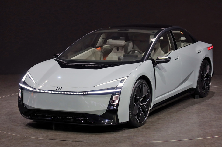 ジャパンモビリティショーの会場に展示された「カローラ コンセプト」。