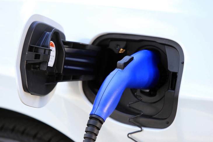 AC200Vの普通充電用ケーブル（長さ＝7.5m）も標準装備されている。約6時間で満充電となる。