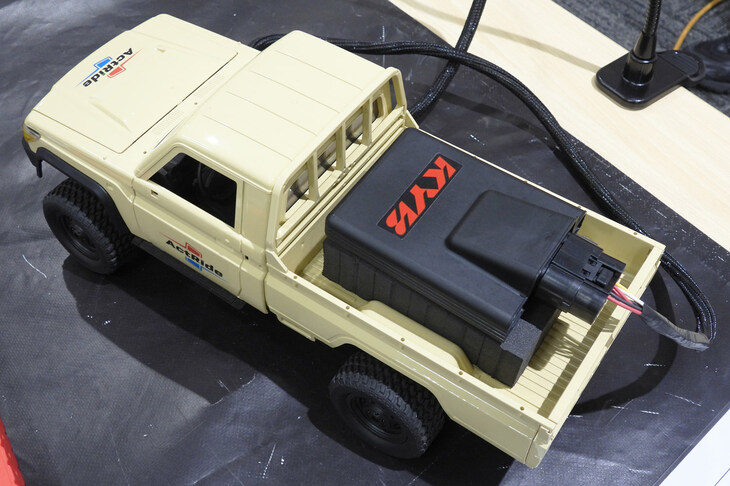 RCカーに積まれた「アクトライド」のコントローラー。全長×全幅×全高＝122×82×33mmというコンパクトな設計も特徴だ。