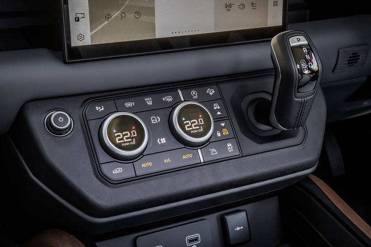 センターコンソールパネルに設置されたエアコンのコントローラーは、スイッチの切り替えによって走行モードセレクターとしても機能する。