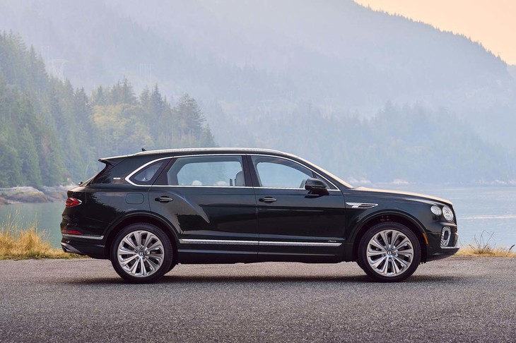 2022年5月にデビューした「ベントレー・ベンテイガEWB」。全長・ホイールベースともに、ベースとなる標準の「ベンテイガ」に対して180mm延長されている。