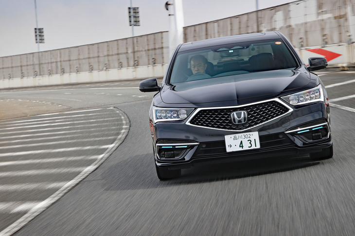 カーナビによるルートガイドとの連携機能も充実している「ホンダセンシングエリート」だが、高速道路の分岐や合流、出口などでは、すべての運転支援機能がいったんカットされる。