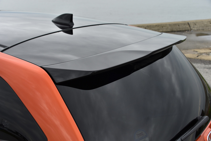 「RS」グレードには、専用カラー（ブラック）のハイマウントストップランプが装着される。