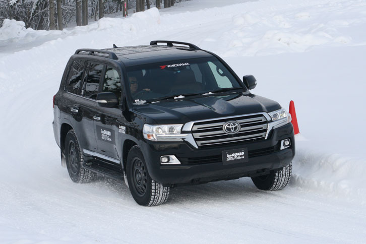 圧雪路面のショートサーキットを行く、「アイスガードSUV G075」装着の「トヨタ・ランドクルーザー」。