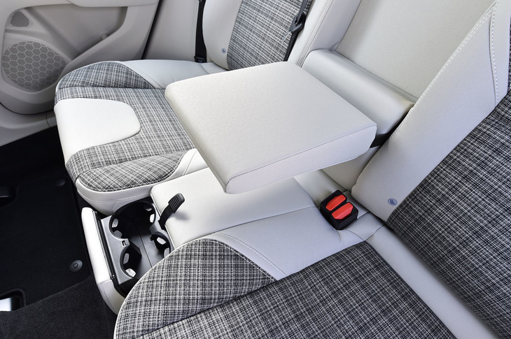 後席中央席の背もたれと座面は、左右席のアームレストや格納式カップホルダーを兼ねている。