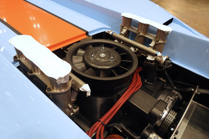 こちらのエンジンにも、INDEXのカーボンパーツが。