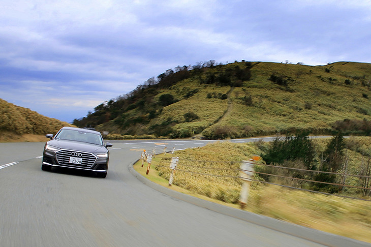 フラッグシップにふさわしい体格の「A8」だが、アルミやカーボンを多用した軽量・高剛性ボディーの採用により、優れた運動性能を実現している。