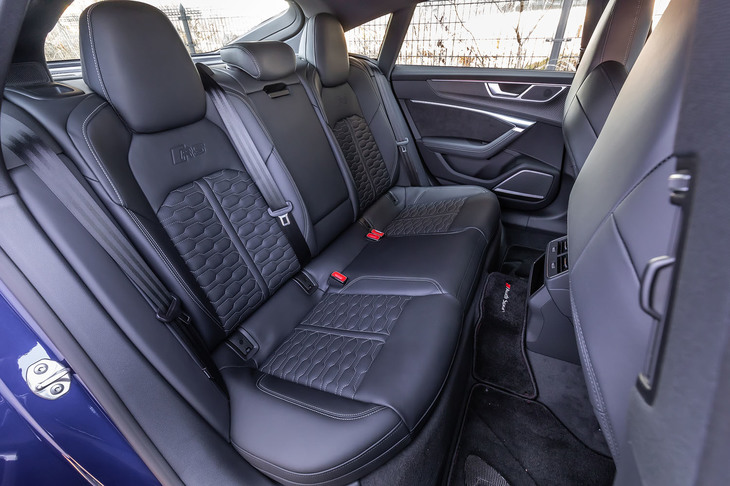 後席の座面から天井までの高さは、949mm。流麗なクーペフォルムから想像する以上に、後席の居住空間はゆったりとしている。先代モデルの後席は2人掛けだったが、フルモデルチェンジした最新モデルでは3人掛けに変更された。