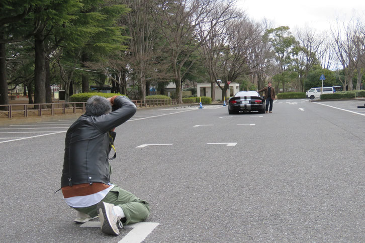 激写される「バイパー」とへっぽこオーナーの図（その2）。わがバイパーの写真は5月号の209ページに載ってます。今回の珍事がウソや芝居の類ではないことの証として、一応記しておきます（笑）。