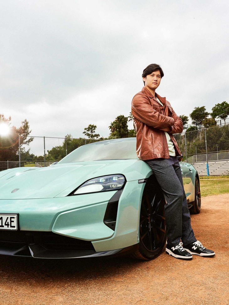 ポルシェドライビングアスリートの大谷翔平選手と最新型「タイカン」。