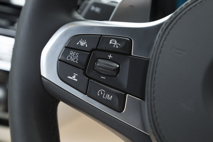 「5シリーズ ツーリング」には、ステアリング操作のサポートを含む車線逸脱防止機能や、停止までの速度域をカバーするクルーズコントロール機能が用意される。写真はステアリングスポーク上の操作スイッチ。