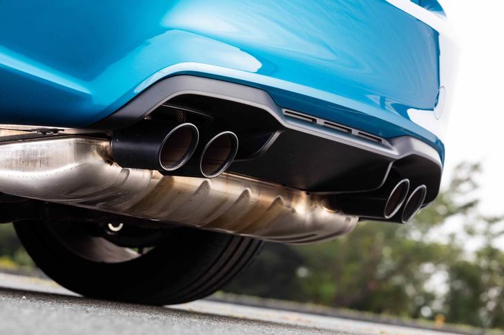 ブラッククローム仕上げのテールパイプが目を引く4本出しのマフラー。バルブ機構付きで、ドライバーの任意でエキゾーストサウンドを調整できる。