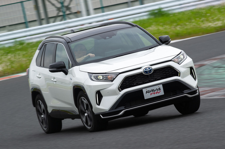 「RAV4 PHV」は「RAV4ハイブリッド」に外部からの充電機能を組み合わせただけではなく、動力性能も大幅に高めたモデルとなっている。