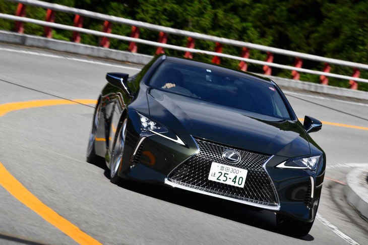 低重心を実現するプラットフォームと高剛性ボディーが与えられた「LC500」。コーナリング時の正確かつリニアな応答性が追求されている。