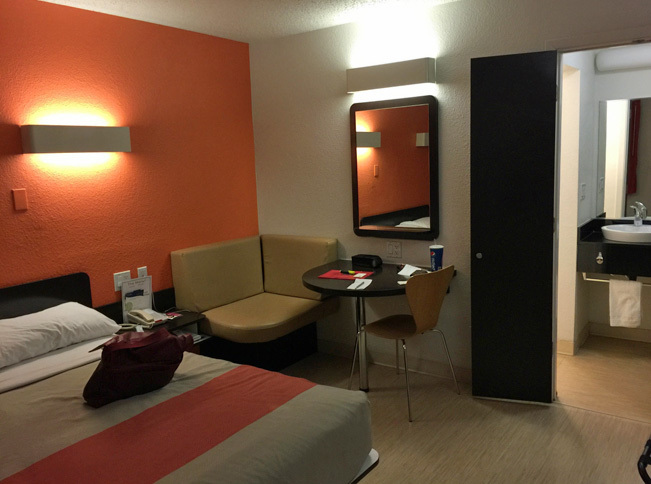 宿泊したモーテルの客室。家具といい、カラーコーディネートといい、どこかフランスのチェーン系郊外ホテルを思い出す。