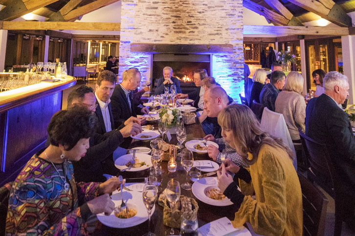 前夜祭で振る舞われたディナー。食事を通じたオーナー同士の交流も、イベントの楽しみのひとつだ。