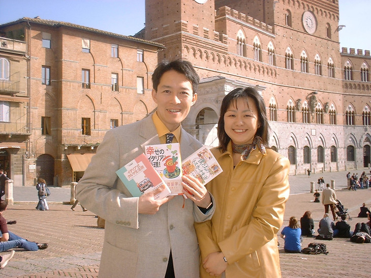 シエナのカンポ広場で妻・大矢麻里と。平成14年。