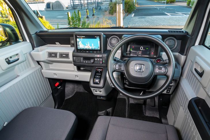 実は内装の仕立てはエンジン車の「N-VAN」とはだいぶ違う。ステアリングホイールが2本スポークとなるほか、ドアの内張や助手席側のダッシュボードの形状も「N-VAN e：」専用に仕立てられている（ただしより簡素に）。