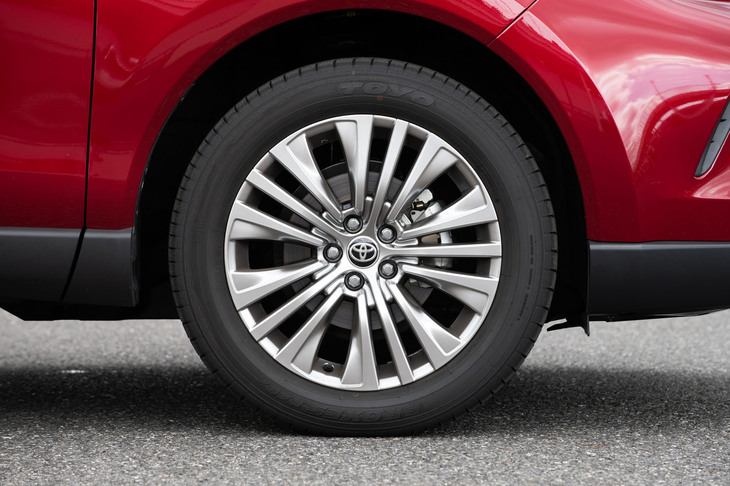 「Z」系のグレードに装着される、19インチアルミホイールと225/55R19サイズのタイヤ。