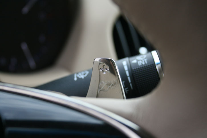 シフトパドルはマグネシウム製。操作時の剛性感が高い。また、ストロークが短いため、テンポよく変速できる。