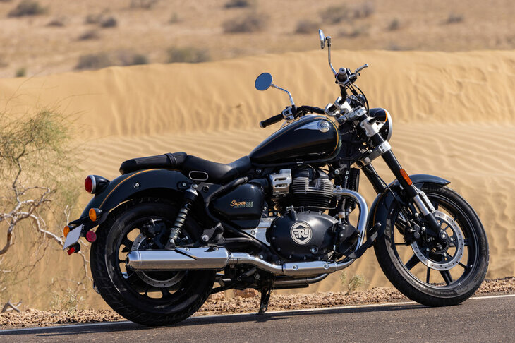 2022年11月に開催されたモーターサイクルショー「EICMA 2022」で発表された「スーパーメテオ650」。ロイヤルエンフィールドは以前から中型のクルーザー「メテオ350」をラインナップしており、スーパーメテオ650はその上位に位置するモデルとなる。