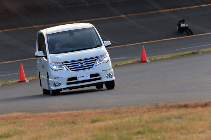ミニバン専用の「プレイズPX-RV」を装着した「日産セレナ」。