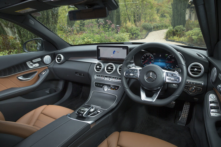 インテリアでは大型化されたセンタースクリーンが目を引く。大きくなっただけでなく、画面解像度も高められている。