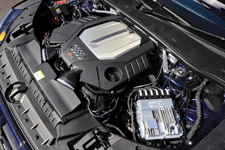 搭載される4リッターV8ツインターボエンジンは最高出力600PS、最大トルク800N・mを発生。48Vマイルドハイブリッドや気筒休止機構の採用により、パフォーマンスだけでなく環境性能も追求している。