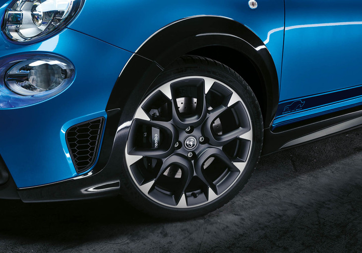 ダイヤモンド仕上げの17インチアルミホイールを装備。ブレーキキャリパーはブレンボ製で、ブラックに塗られる。