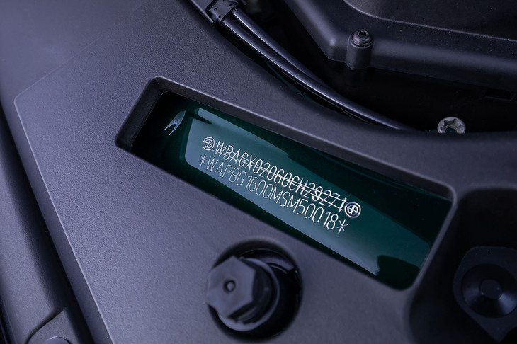 シャシーナンバーは、BMWのベース車両から、アルピナ固有のものへと書き換えられている。小さいながらもドイツで公認登録された、自動車メーカーの製造車両であることを示している。