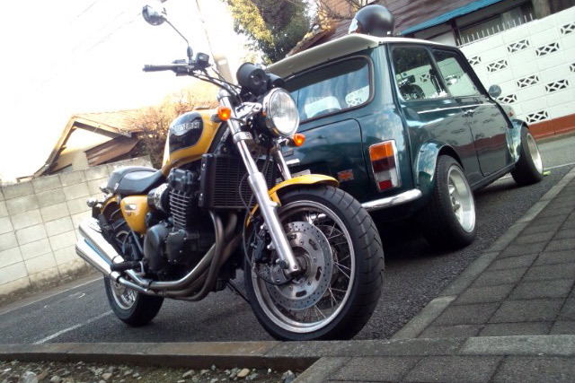 まだ平和だったころのわが駐車場の様子。念のために申し上げておくと、「ローバー・ミニ」にスポイラーとオーバーフェンダーが付いているのは、前のオーナーさんの所業。断じて私の趣味ではないのです。