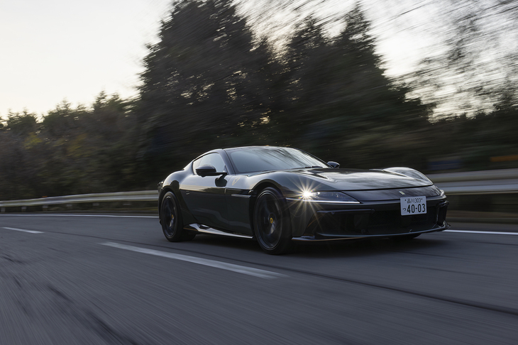 【フェラーリ12チリンドリのスペック】
	ボディーサイズ：全長×全幅×全高＝4733×2176×1292mm／ホイールベース：2700mm／車重：1770kg／駆動方式：FR／エンジン：6.5リッターV12 DOHC 48バルブ／トランスミッション：8段AT／最高出力：830PS（610kW）/9250rpm／最大トルク：678N・m（69.1kgf・m）/7250rpm／タイヤ：（前）275/35ZR21 103Y XL／（後）315/35ZR21 111Y XL（ミシュラン・パイロットスポーツS 5）／燃費：--km/リッター／価格：5674万円
	
	【取材時の燃費データ】
	テスト距離：286.0km（市街地2：高速道路5：山岳路3）／使用燃料：82.9リッター（ハイオクガソリン）／参考燃費：3.4km/リッター（満タン法）