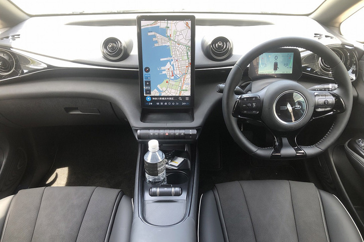 センタースクリーンは12.8インチという大きさ。ステアリングスイッチなどの操作でセンタースクリーンを横向きにもできる。