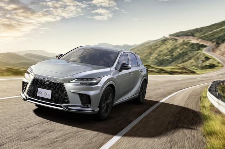 2022年11月18日に国内販売が始まった、新型「レクサスRX」。写真はトップグレード「RX500h“Fスポーツ パフォーマンス”」で、900万円の値をつける。