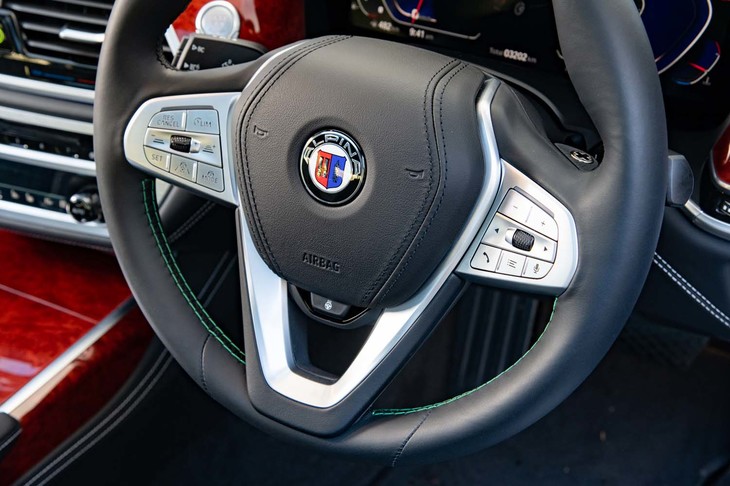 ラヴァリナレザー巻きのステアリングホイールはブルーとグリーンのステッチで仕立てられる。