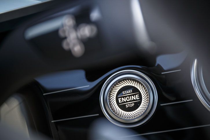 新デザインのエンジン・スタート／ストップボタン。ステアリングコラムの右側のインパネに配置されている。