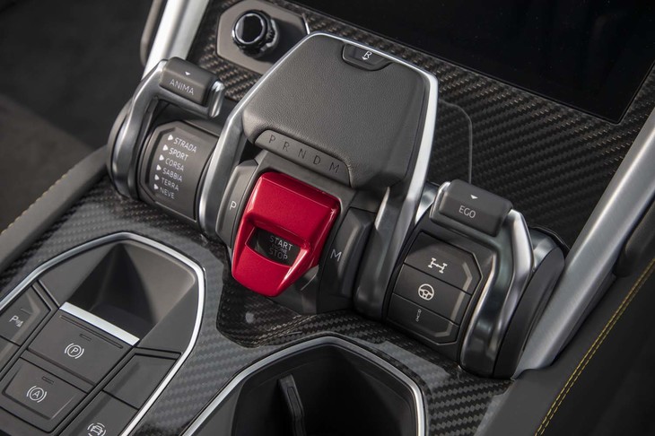 センターコンソールに備わる「タンブーロ」。赤いカバーの下にはエンジンのスタート／ストップボタンが隠されている。