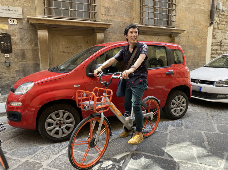 久しぶりにシェアリング自転車を使ってみた筆者。この笑顔に至るまでにはちょっとした紆余（うよ）曲折があった。以下の写真も含めて、2021年7月にフィレンツェにて撮影。
