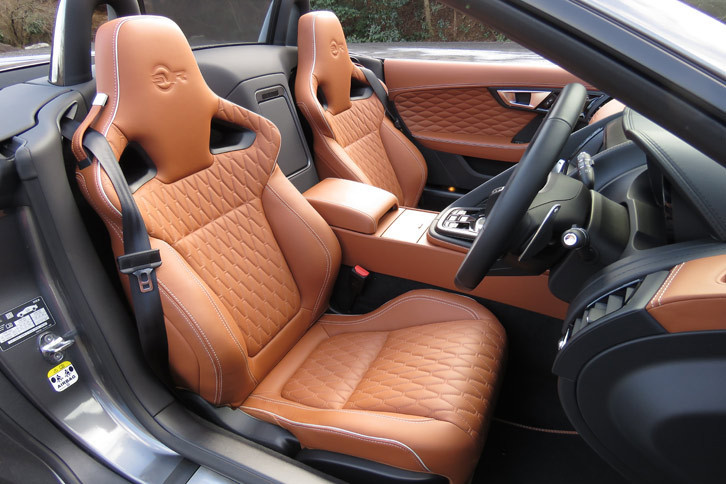 座面と背もたれに施されたキルティングが目を引くレザーシート。ヘッドレストに「SVR」のロゴがあしらわれている。