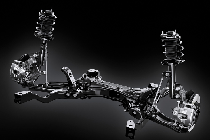 「レクサスLBX」は「トヨタ・ヤリス クロス」よりホイールベースが延びているが、これは大径タイヤをおさめるべく、フロントサスペンションのキャスター角を大きくしたためだ。またフロントでは、軽量化のためにアルミ製のナックルが採用された。