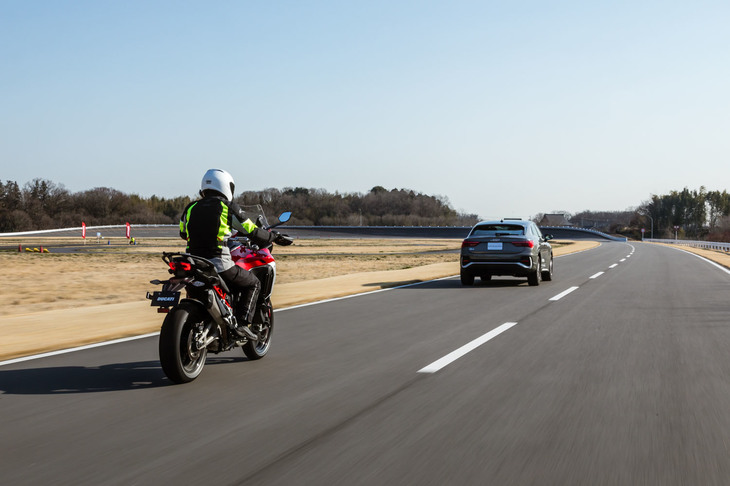 ACCとは、車両が自動で加減速を行い、前走車がいなければライダーが設定した車速での定速走行を、設定速度以下で走る前走車がいれば、前走車に対して追従走行を行う運転支援システムである。