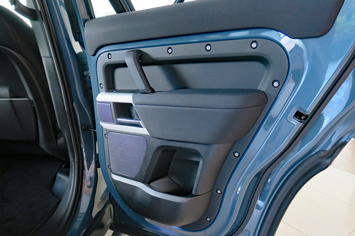 ランドローバー・ディフェンダー110 SE エクスプローラーパック装着車（リアドアパネル）