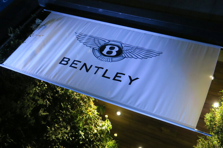 2021年7月に世界初公開された「ベントレー・フライングスパー ハイブリッド」。およそ5カ月を経て、日本でもその姿が披露されることとなった。