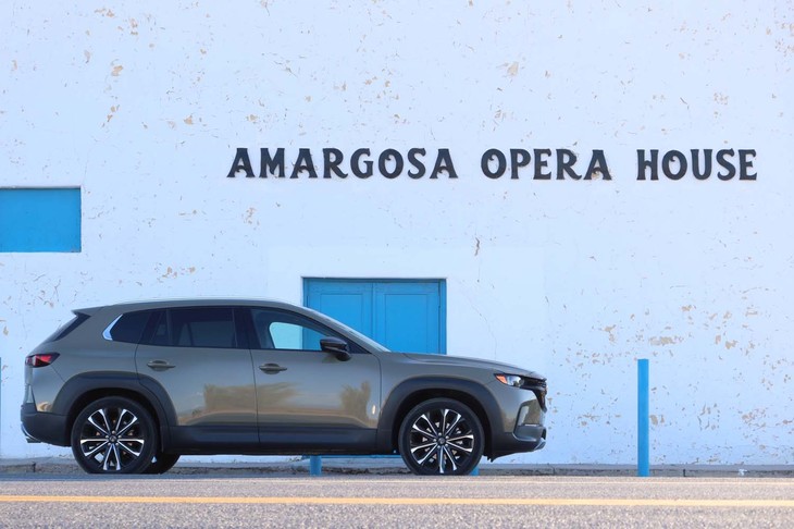 国内の「CX-5」に比べ、前後に長く車高の低い「CX-50」は、SUVらしからぬ伸びやかなプロポーションを見せる。ボディーカラーのラインナップは、写真の「ジルコンサンドメタリック」を含む全7色。