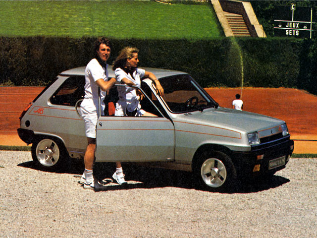 往年のホットハッチ「ルノー5アルピーヌ」。かつて、ルノー車をベースにアルピーヌがチューニングを施したスポーティーバージョンには「アルピーヌ」の名が添えられていた。当時のアルピーヌが開発に直接加わったわけではないが、アルピーヌがルノー傘下におさまった1976年に発売された。ちなみに英国市場では「5ゴルディーニ」を名乗った。