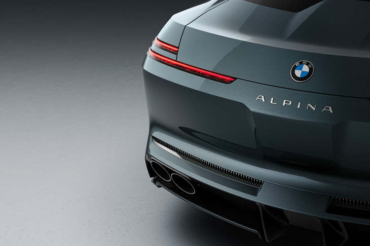 あくまでデザインスタディーではあるが、「V8エンジン搭載車」と説明される「ビジョンBMWアルピナ」。リアには左右4本出しの、だ円のテールパイプがのぞく。