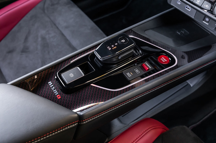 「nismo」のロゴが入るレッドカーボン調のコンソールフィニッシャーを採用。赤いプッシュパワースターターやドライブモードセレクタースイッチ、レッドとグレーのコンビネーションステッチも「ノート オーラNISMO」の専用アイテムだ。