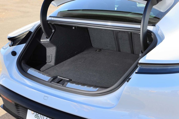 トランクルームの容量は366リッター。リアシートの背もたれは40：20：40分割で前に倒せる。